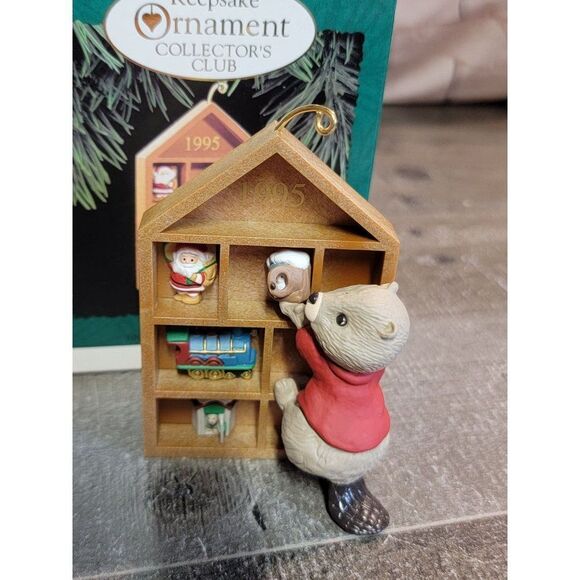 Collecting memories 1995 Hallmark ornament Xmas Decor beaver - Picture 2 of 4